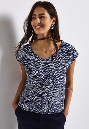 Top a righe blu e bianche con maniche corte, caratterizzato da un design a scollo a V e forme geometriche. Tessuto morbido con una vestibilità comoda.