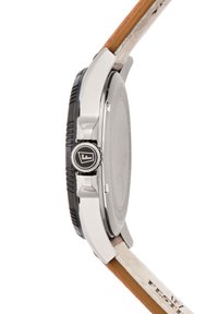 Silverfärgad metallklocka med svart bezel, vit urtavla, rund boett och ett brunt läderarmband med lätt struktur. Logotyp på kronan.