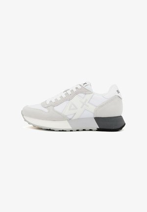Sneaker mit einem Obermaterial aus weißem und hellgrauem Veloursleder und Mesh, das ein markantes geometrisches Design aufweist, weißen Schnürsenkeln und einer schwarzen Sohle.
