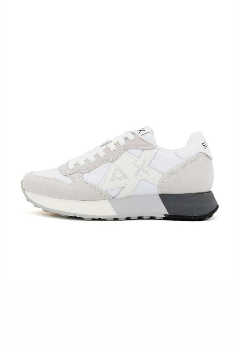 Sneaker con una toma bianca e grigia chiara realizzata in suede e rete, caratterizzate da un design geometrico distintivo, lacci bianchi e suola nera.