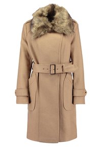 Cappotto in beige di lana con cintura e colletto in pelliccia sintetica, due tasche frontali e polsini con bottoni. Linee pulite e forma strutturata in tutto.