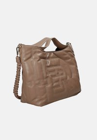 Borsa a mano in pelle marrone con finitura testurizzata e design del logo cucito, caratterizzata da una tracolla intrecciata e una tracolla staccabile.
