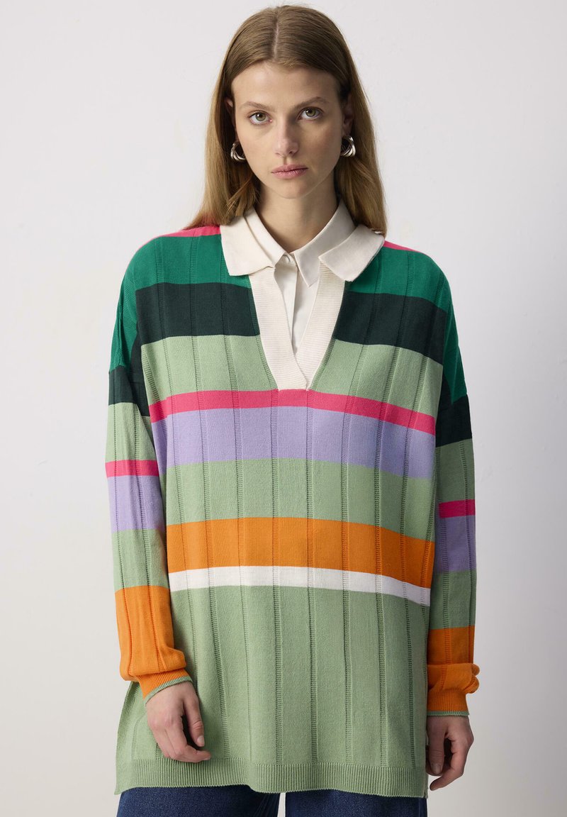 Pull à manches longues rayé dans des nuances variées de vert, violet, orange et rose. Présente une texture côtelée et un col en V.