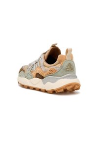 Zapatilla que combina materiales de ante y malla en tonos beige, verde y marrón, con acentos texturizados, suela de goma gruesa y una cinta de agarre.