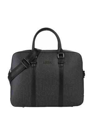 Maletín negro Valentino con asas superiores, correa de hombro ajustable y sutil patrón de logo en relieve en el panel frontal.