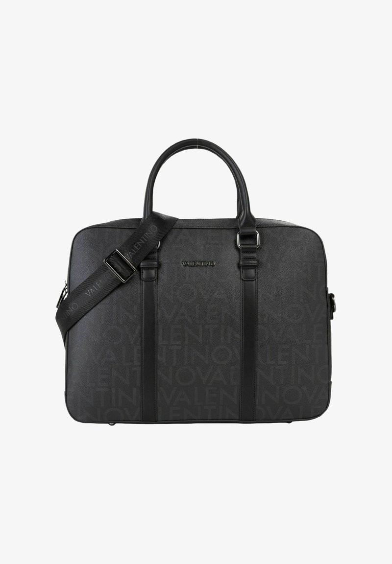 Serviette noire Valentino avec poignées supérieures, bandoulière réglable et motif de logo embossé subtil sur le panneau avant.