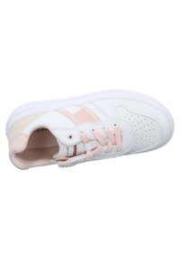 Baskets blanches avec des accents roses, en matériau synthétique lisse, détails perforés et semelle en caoutchouc blanche. Possède des lacets plats et un logo à l'intérieur.