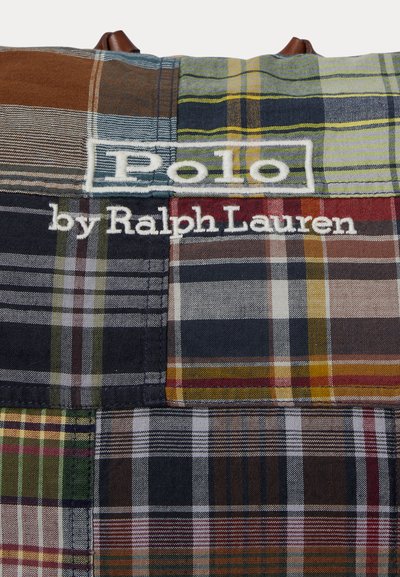 Πολύχρωμο ύφασμα με καρό μοτίβο, κεντημένο με το κείμενο «Polo by Ralph Lauren» και λαβές τσάντας από καφέ δέρμα ορατές στο επάνω μέρος.