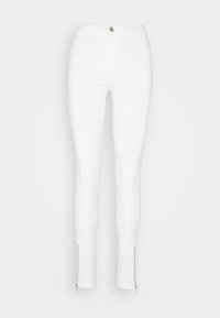 Jeans ajustados blancos con cremalleras en los tobillos, fabricados en material elástico. Presentan un cierre de botón y un diseño clásico de cinco bolsillos.