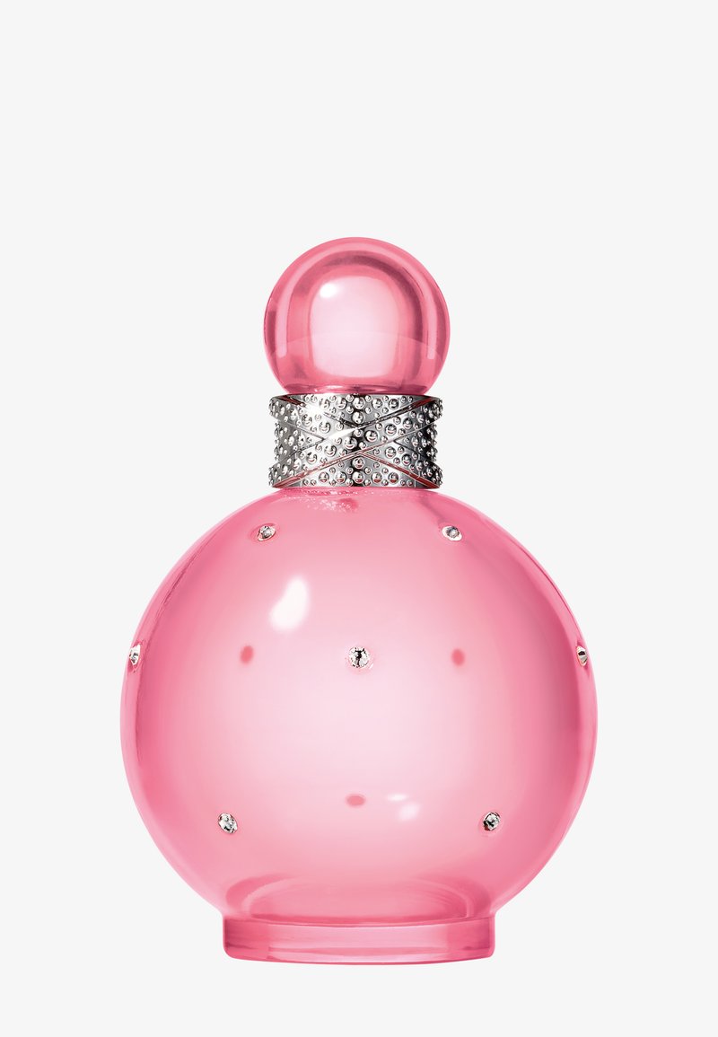Flacon de parfum rond rose avec col argenté clouté et petites décorations en cristal sur le corps, sur fond blanc.