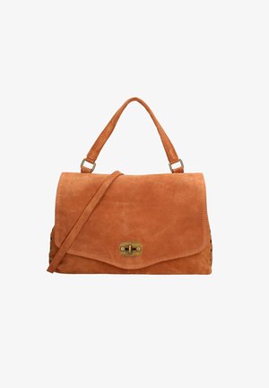 Sac à main en daim beige, de forme rectangulaire, avec une anse supérieure et une bandoulière amovible. Équipé de quincaillerie en laiton et de décorations sur les côtés.