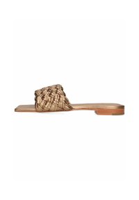 Sandal flat in oro intrecciato con una grande fascia intrecciata, forma rettangolare, punta aperta e suola piatta in legno. Finitura in tessuto liscia.
