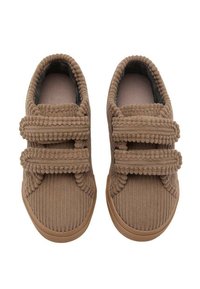 Scarpe in cordoncino marrone con due ampi cinturini in Velcro testurizzati. Le suole sono in gomma color beige e l'interno presenta una soffice fodera.