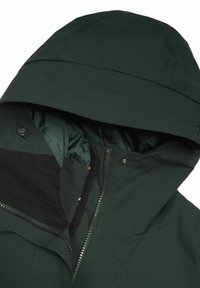 Donkergroene, waterdichte jas met capuchon, voorrits en een zachte binnenvoering. Beschikt over een zwarte kraag en verstelbare hardwaredetails.