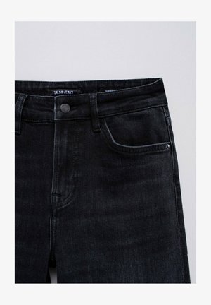 Zwarte rechte spijkerbroek van denim, met een knoopsluiting, een paar voorkeurszakken en subtiele stikdetails bij de tailleband.