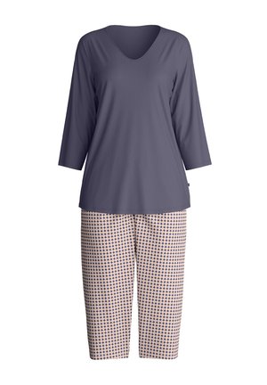 Top scollo a V color viola scuro con maniche 3/4 abbinato a pantaloni beige a vita alta con motivo geometrico in blu scuro.