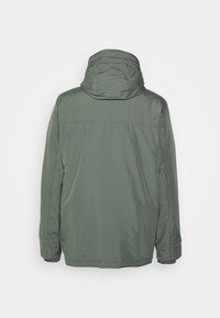 Grön, lättvikts- och vattenavvisande jacka med huva. Har en slät yta och minimala sömmar, vilket ger en snygg och modern design.