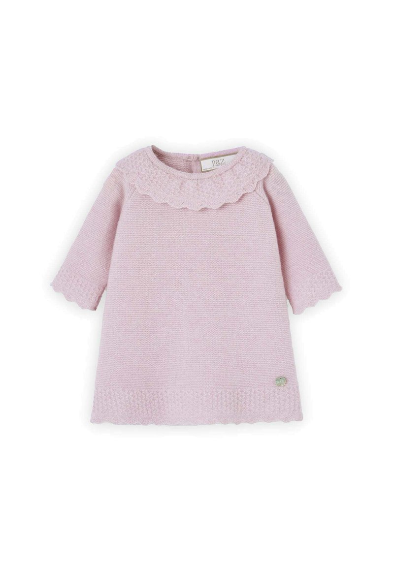 Vestido de punto rosa claro con cuello festoneado, mangas cortas, dobladillo inferior texturizado y un pequeño logotipo acentuado en el costado.