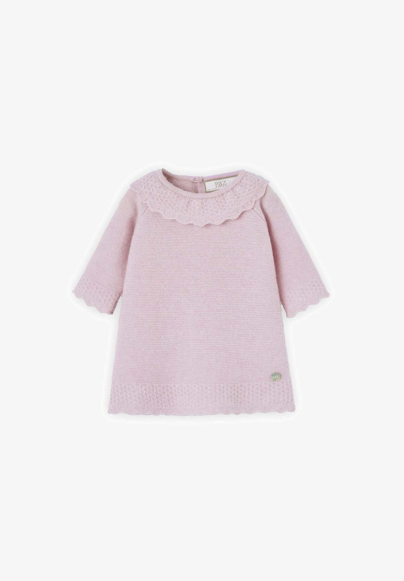 Vestido de punto rosa claro con cuello festoneado, mangas cortas, dobladillo inferior texturizado y un pequeño logotipo acentuado en el costado.