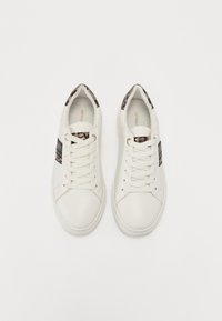 Hvite lær sneakers med en glatt tekstur, som har svarte detaljer og et mønstret stoff ved hælen. Snøring og lavskåret design.