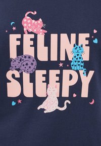 Fyra färgglada katter med blommor, stjärnor och hjärtan omger orden "Feline Sleepy" på en mörk bakgrund.