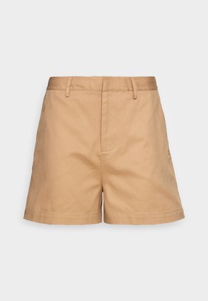 Beige katoenen shorts met hoge taille, riemlussen en zijzakken, afgebeeld op een effen lichtgrijze achtergrond.