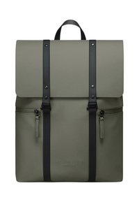 Sac à dos vert avec des bretelles noires, un rabat supérieur, deux poches zippées à l'avant et une poignée supérieure. Fabriqué en matériau lisse avec un détail de logo en relief.