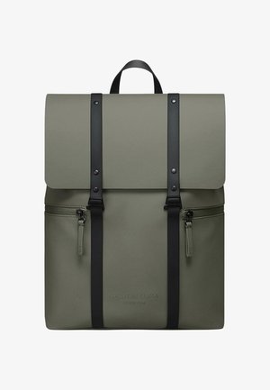 Grønn ryggsekk med svarte stropper, en toppklaff, to frontlommer med glidelås og et håndtak på toppen. Laget av glat materiale med preget logo-detalj.