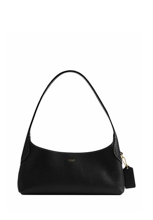 Sac à épaule en cuir noir avec une seule bandoulière et un petit logo Coach doré sur le devant, avec une étiquette noire suspendue avec une chaîne dorée.