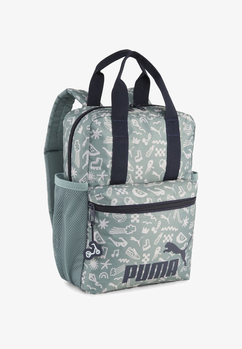 Sac à dos vert menthe avec des motifs blancs ludiques, dos rembourré, deux poignées courtes, une poche avant zippée et une poche latérale en maille. Présente le logo PUMA.
