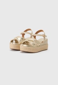 Sandali platform dorati con design a fascia incrociata, dotati di suola in iuta intrecciata testurizzata e fibbia regolabile alla caviglia per una vestibilità sicura.
