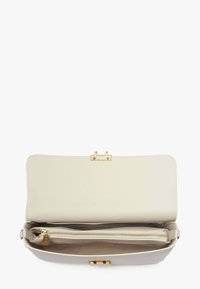 Beige kožená kabelka se strukturovaným designem, s zlatým uzávěrem a kapsou na zip. Interiér je podšitý světlejším odstínem.