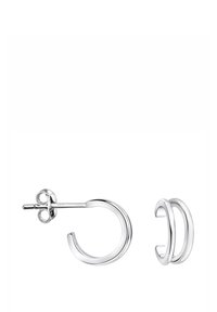 Boucles d'oreilles créoles en argent avec un design épuré et une finition lisse. Une boucle a une seule boucle, tandis que l'autre en comporte deux.