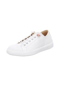 Weiße Sneaker aus glattem Leder mit einer strukturierten Gummisohle. Merkmale sind Schnürsenkel, Metallösen und ein farbiger Akzent an der Seite.
