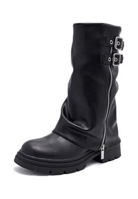 Bottine en cuir noir avec un design décontracté, fermeture éclair latérale et deux accents de boucles. Semelle épaisse avec un motif antidérapant pour plus de stabilité.