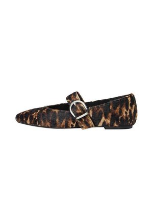 Scarpa flat con punta allungata, in pelliccia leopardata, con una cintura larga che presenta una fibbia ovale in argento sul lato.