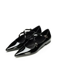 Ballerine nere in vernice con punta appuntita, dotate di cinturini incrociati e tacco basso imbottito; superficie liscia con finitura lucida.