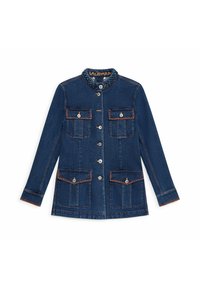 Veste en jean bleu foncé avec un col montant, une fermeture à boutons et quatre poches avant ornées de surpiqûres orange contrastantes.