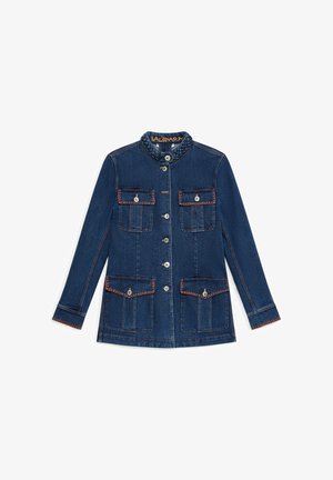 Giacca di jeans blu scuro con collo alla coreana, chiusura con bottoni e quattro tasche anteriori con impunture arancioni a contrasto.