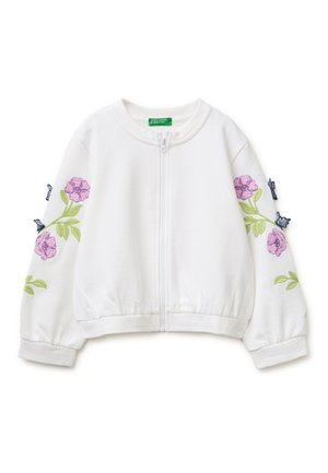 Weißes Jacke mit Reißverschluss vorne, bestickt mit lila Blumen und grünen Blättern auf beiden Ärmeln, elastischen Bündchen und einem grünen Markenetikett im Krageninnenteil.