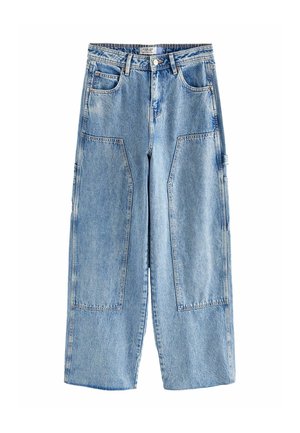 Jean denim bleu clair à jambes larges avec grandes poches plaquées à l'avant, passants pour ceinture et fermeture par bouton à la taille.