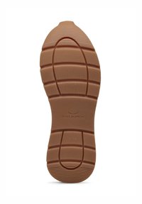 Semelle en caoutchouc marron avec un motif texturé, comprenant des rainures parallèles et un logo central. Conçue pour la traction et la durabilité.