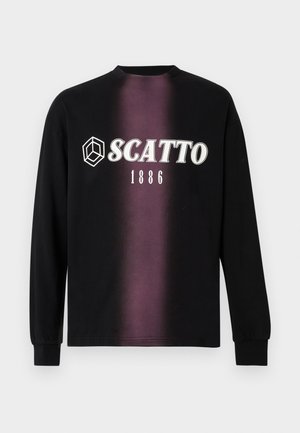 Melnas krekls ar garām piedurknēm, vidū vertikāla violeta gradienta josla, balts teksts "SCATTO", ģeometrisks logotips un uzdrukāts "1886" zemāk priekšpusē.