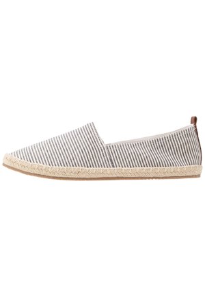 Espadrille décontractée à enfiler avec des rayures verticales bleues et blanches, semelle en jute tressé, et languette marron à l'arrière.