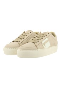 Beige lederen sneakers met een gestructureerde afwerking, voorzien van platte veters, een witte logo-accent en een dikke, platformrubber zool.