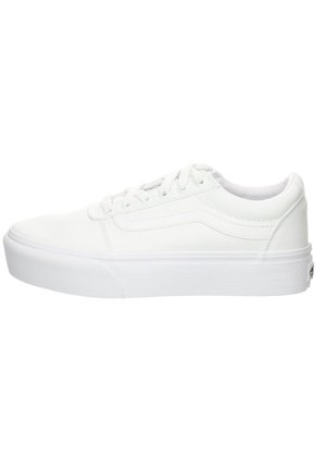 Classiche sneakers bianche in tela con design a bassa punta, suola in gomma testurizzata e dettagli di cucitura sottili sui pannelli laterali.