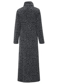 Lång, grå fleecekappa med mönster av svart leopardtryck, hög krage och långa ärmar med en design som når anklarna.