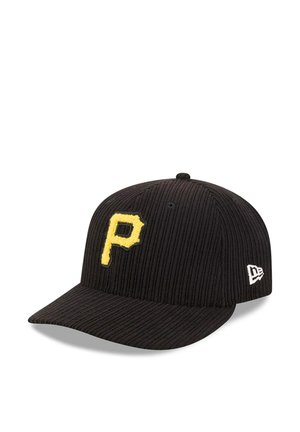 Cappellino da baseball in velluto a coste nero con logo giallo a forma di 'P' sul davanti e etichetta bianca "New Era" sul lato. Presenta una visiera curva.