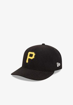 Cappellino da baseball in velluto a coste nero con logo giallo a forma di 'P' sul davanti e etichetta bianca "New Era" sul lato. Presenta una visiera curva.