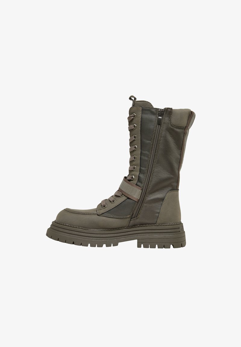 Bottes montantes vert olive avec laçage à l'avant, fermeture éclair latérale et dessus texturé. Elles présentent une semelle épaisse et un col rembourré.